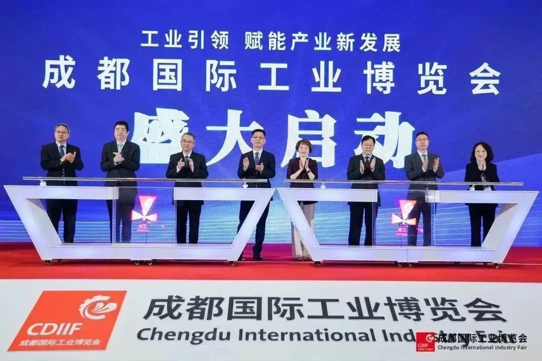 建圈強鏈：首個成渝工業(yè)大秀今日隆重開幕